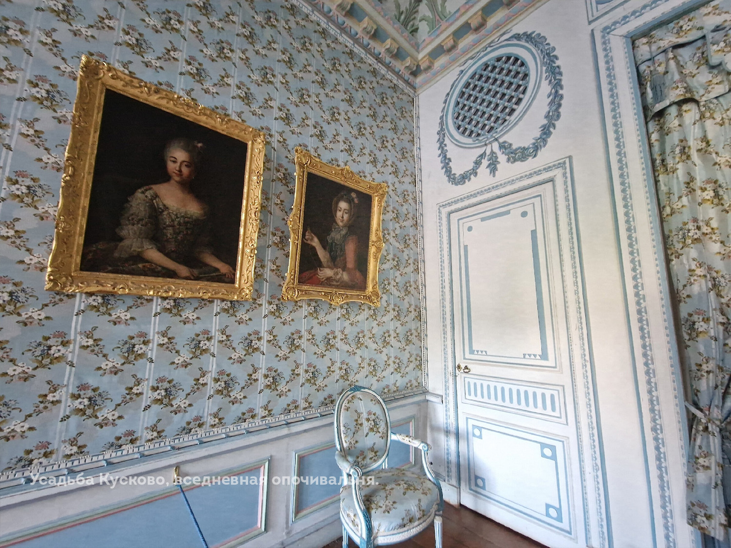 Шелковые обои во дворце Кусково